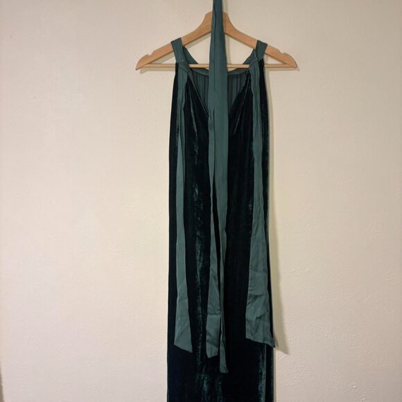 NWT Emerald green velvet backless dress with tie detail - Picture 7 of 8